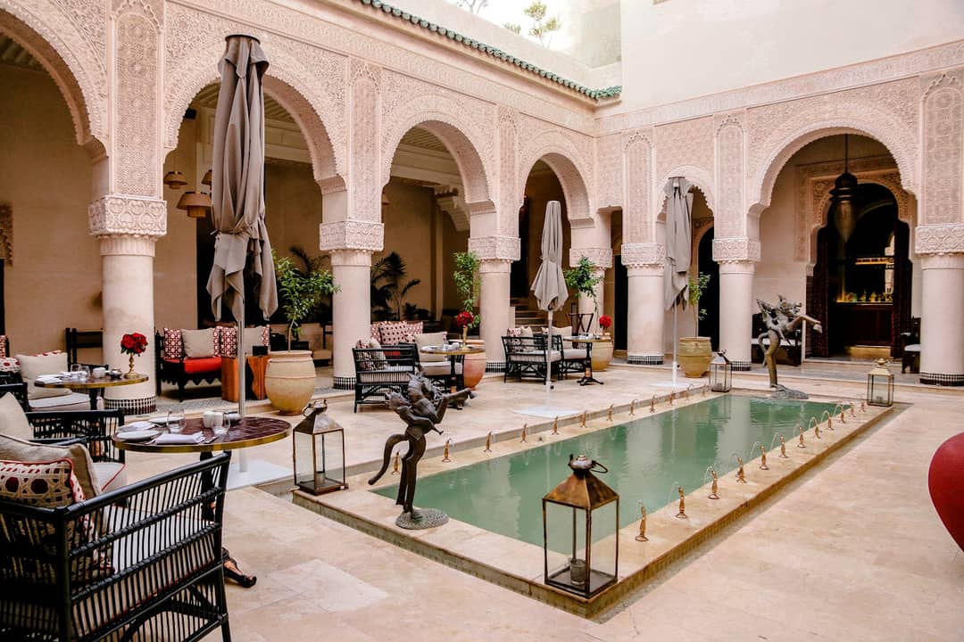 The arcaded courtyard and pool at Riad Fès – Relais & Châteaux
